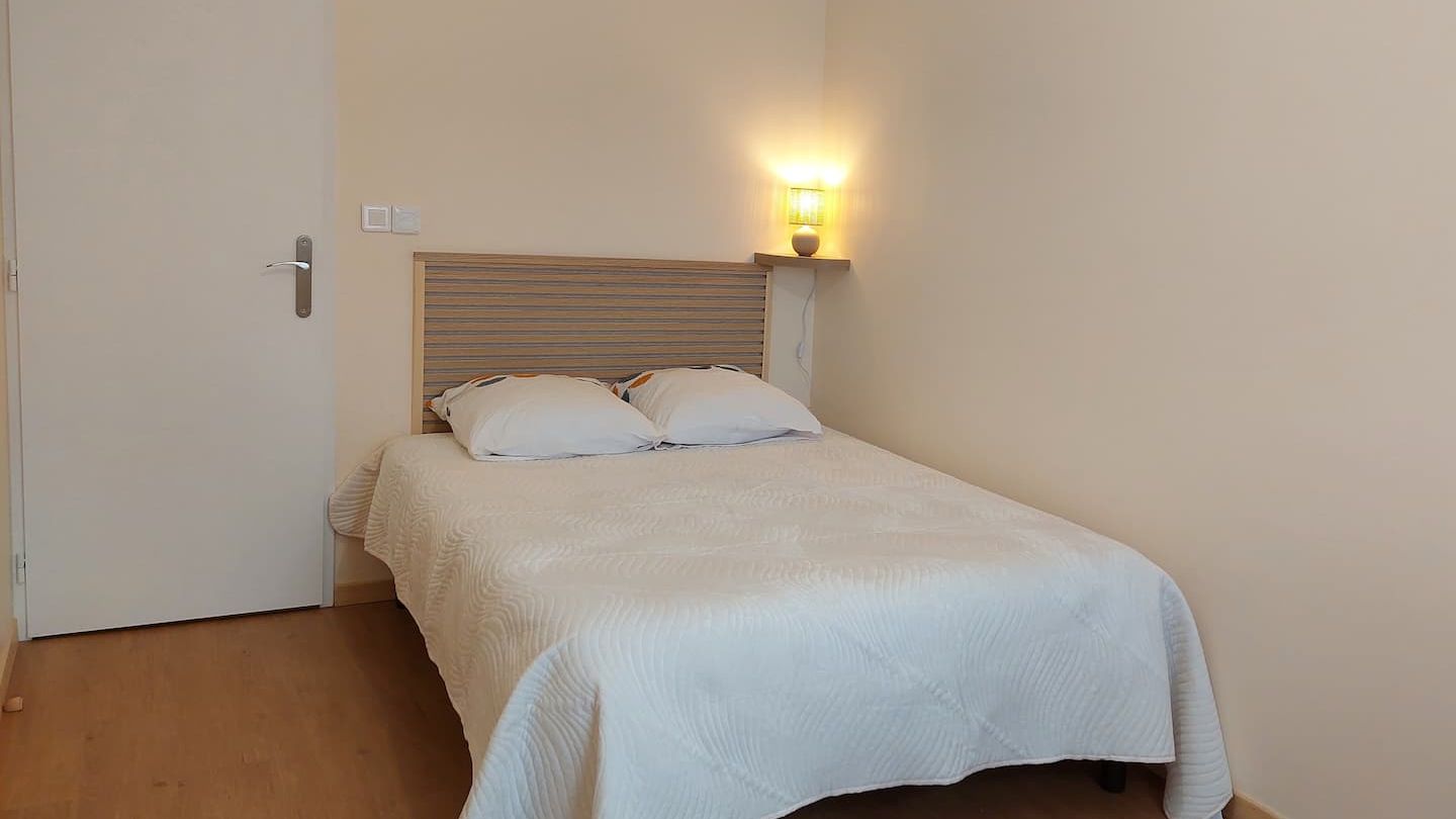 Chambre secondaire du Gîte des Pommiers avec lit 140x190 et banquette enfant